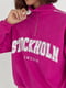 Світшот кольору фуксія з блискавкою на горловині та принтом Stockholm | 6805378 | фото 4
