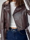 Куртка-косуха з нашивками коричнева | 6805502 | фото 4