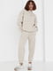 Теплий бежевий костюм: світшот з написом у техніці флекстранс та джогери | 6805708