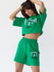 Зелений костюм з принтом та вишивкою: укорочена футболка та шорти | 6805722 | фото 2