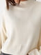 Укорочений светр молочного кольору з широкими рукавами | 6805899 | фото 4