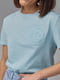 Бавовняна футболка бірюзового кольору з опуклим принтом смайлу | 6806037 | фото 4