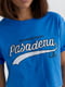 Укорочена синя футболка з написом Pasadena | 6806041 | фото 4