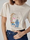 Бежева футболка, прикрашена принтом “Дівчина з сережкою” | 6806061 | фото 5