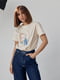 Бежева футболка, прикрашена принтом “Дівчина з сережкою” | 6806061 | фото 9