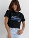 Укорочена чорна футболка з написом Pasadena | 6806065 | фото 5