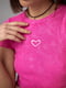 Рожева футболка тай-дай у рубчик з вишитим серцем | 6806074 | фото 4