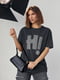 Темно-сіра трикотажна футболка з написом “Hi” із термостраз | 6806085 | фото 6