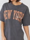 Темно-сіра трикотажна футболка з написом New York | 6806101 | фото 4