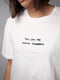 Бавовняна футболка молочного кольору з вишитим написом | 6806103 | фото 4