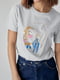 Сіра футболка, прикрашена принтом “Дівчина із сережкою” | 6806104 | фото 4