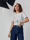Сіра футболка, прикрашена принтом “Дівчина із сережкою” | 6806104 | фото 5