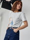 Сіра футболка, прикрашена принтом “Дівчина із сережкою” | 6806104 | фото 6