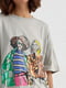 Сіра футболка з яскравим принтом у стилі Street art | 6806134 | фото 4