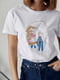 Біла футболка, прикрашена принтом “Дівчина з сережкою” | 6806138 | фото 4