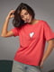 Коралова футболка, прикрашена серцем з бісеру та страз | 6806147 | фото 7