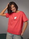 Коралова футболка, прикрашена серцем з бісеру та страз | 6806147 | фото 8