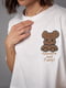 Укорочена молочна футболка з ведмедиком та написом Awesome and Funny | 6806149 | фото 4