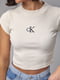 Коротка бежева футболка в рубчик з вишитим написом “CK” | 6806152 | фото 4