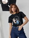 Чорна футболка, прикрашена принтом “Дівчина з сережкою” | 6806211 | фото 5