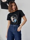 Чорна футболка, прикрашена принтом “Дівчина з сережкою” | 6806211 | фото 7