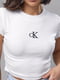 Коротка біла футболка в рубчик з вишитим написом “CK” | 6806212 | фото 4