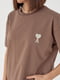 Трикотажна коричнева футболка з лаконічною вишивкою | 6806248 | фото 4
