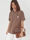 Трикотажна коричнева футболка з лаконічною вишивкою | 6806248 | фото 5