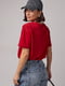 Трикотажна червона футболка з лаконічною вишивкою | 6806249 | фото 2