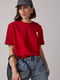 Трикотажна червона футболка з лаконічною вишивкою | 6806249 | фото 5