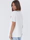 Трикотажна біла футболка з лаконічною вишивкою | 6806261 | фото 2