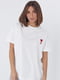 Трикотажна біла футболка з лаконічною вишивкою | 6806261 | фото 6