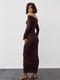Силуетна сукня з драпіруванням і відкритими плечима коричнева | 6806675 | фото 2