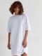 Сукня-футболка з принтом на спинці молочна | 6806704 | фото 5