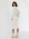 Приталена сукня в рубчик з вирізом над декольте молочна | 6806818 | фото 2