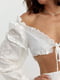 Літній молочний костюм із прошви: короткий топ та спідниця з розрізом | 6807092 | фото 4