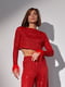 Червоний костюм з паєтками: блуза з пір'ям на рукавах та штани | 6807161 | фото 3