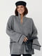 Сірий трикотажний светр в смужку з блискавкою на комірі | 6807294 | фото 2