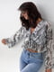 Шифонова блуза абстрактного забарвлення з баскою | 6807575 | фото 5