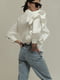 Белая блуза с рюшами и декором из бусин | 6808122 | фото 3