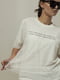 Белая футболка с сеткой и текстовым принтом | 6808135 | фото 2
