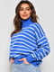 Синій светр з коміром під горло та білою смужкою | 6808751 | фото 2