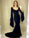 Довга обтягуюча сукня зі шлейфом та розкльошеними рукавами | 6810112 | фото 4