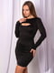Коротка трикотажна міні-сукня чорного кольору з вирізом у зоні декольте | 6810161 | фото 7