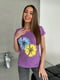 Бузкова бавовняна футболка з яскравим квітковим малюнком | 6811052