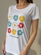 Біла бавовняна футболка з кольоровим квітковим малюнком | 6811069 | фото 4