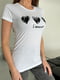 Біла трикотажна футболка з серцями і написом | 6811076 | фото 4