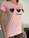 Рожева трикотажна футболка з серцями і написом | 6811077 | фото 4
