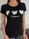 Чорна трикотажна футболка з серцями і написом | 6811080 | фото 4
