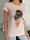 Рожева бавовняна футболка з яскравим малюнком | 6811085 | фото 4